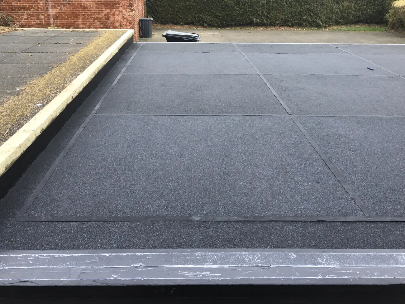 Torch-on felt flat roof in mineral cap sheet with a dressed upstand