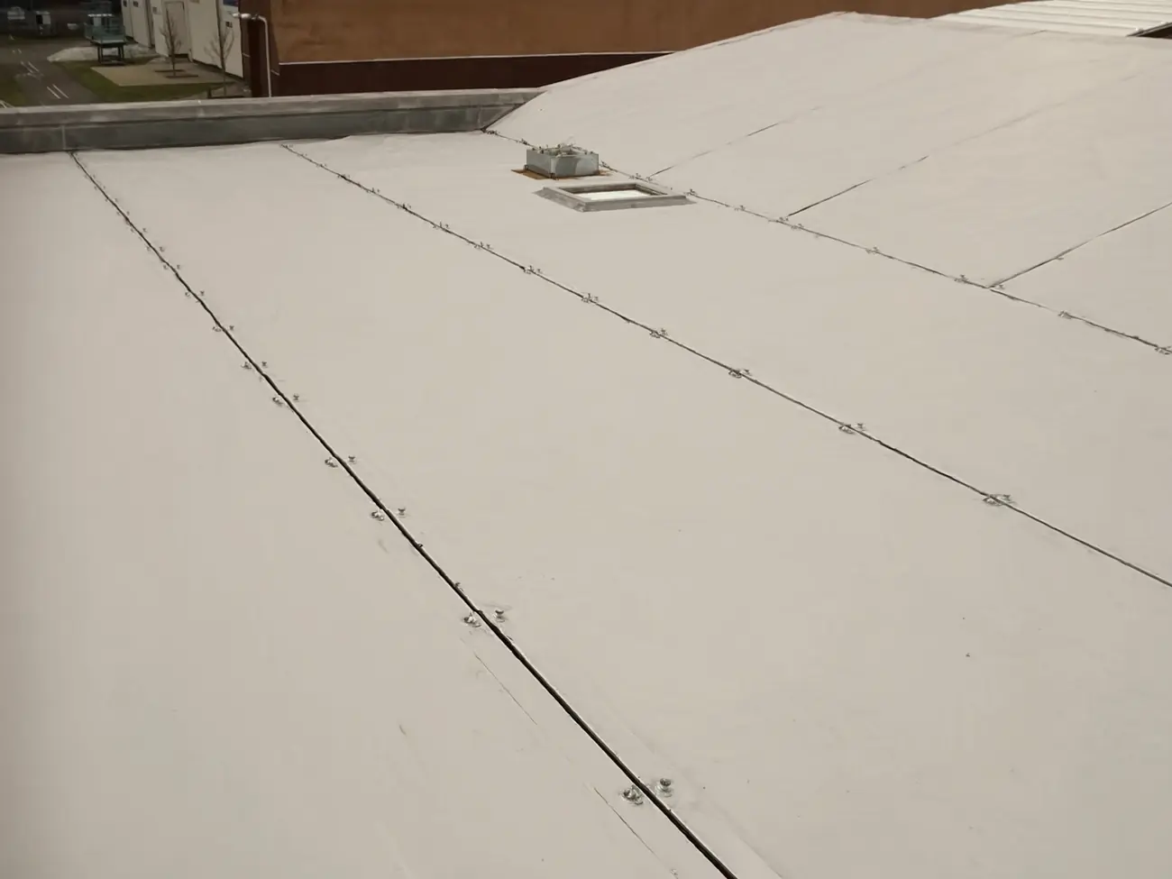 Hot-air welded single-ply membrane on a commercial flat roof